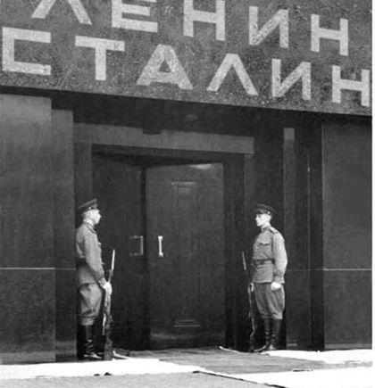 Ленин - это кость в горле олигарха. Потому что он - напоминание о том, что их богатство принадлежит народу