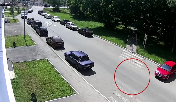 Шокирующие кадры наезда водителя на ребенка в Казани