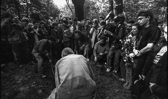 Он ушел вместе с эпохой, сохраняя статус легенды; не успев кого-то разочаровать, а кому-то надоесть