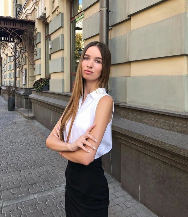 Ослепительные одиннадцатиклассницы 2019 года: Каблуки, помада, кружева