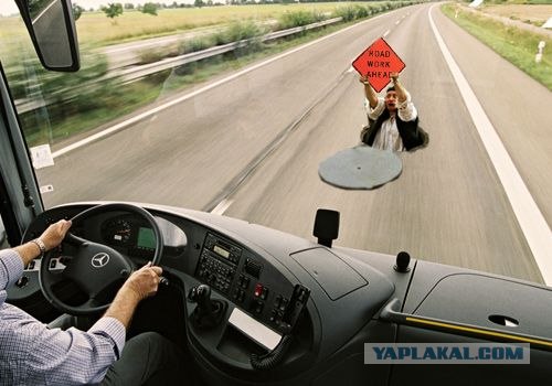 Фотожаба. Человек с табличкой