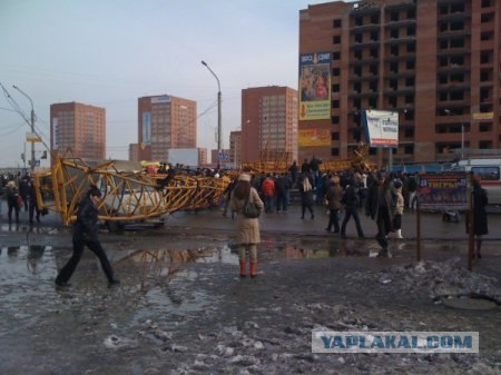 В Красноярске на прохожих рухнул башенный кран