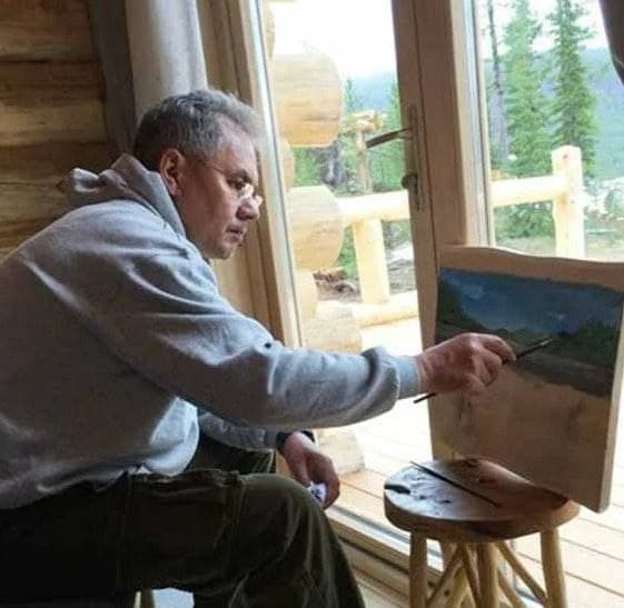 Министр обороны Сергей Шойгу выставил свои картины и работы из дерева на аукцион. Их  продали за 40 миллионов рублей