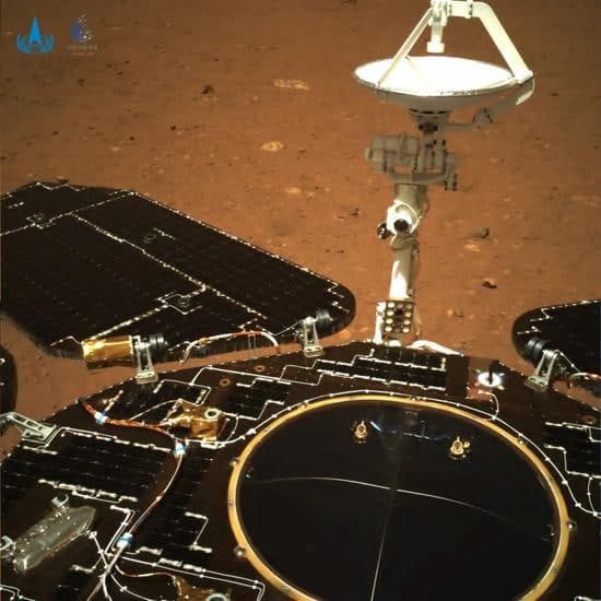 Получены первые снимки с китайского аппарата "Тяньвэнь-1", который совершил успешную посадку на поверхность Марса