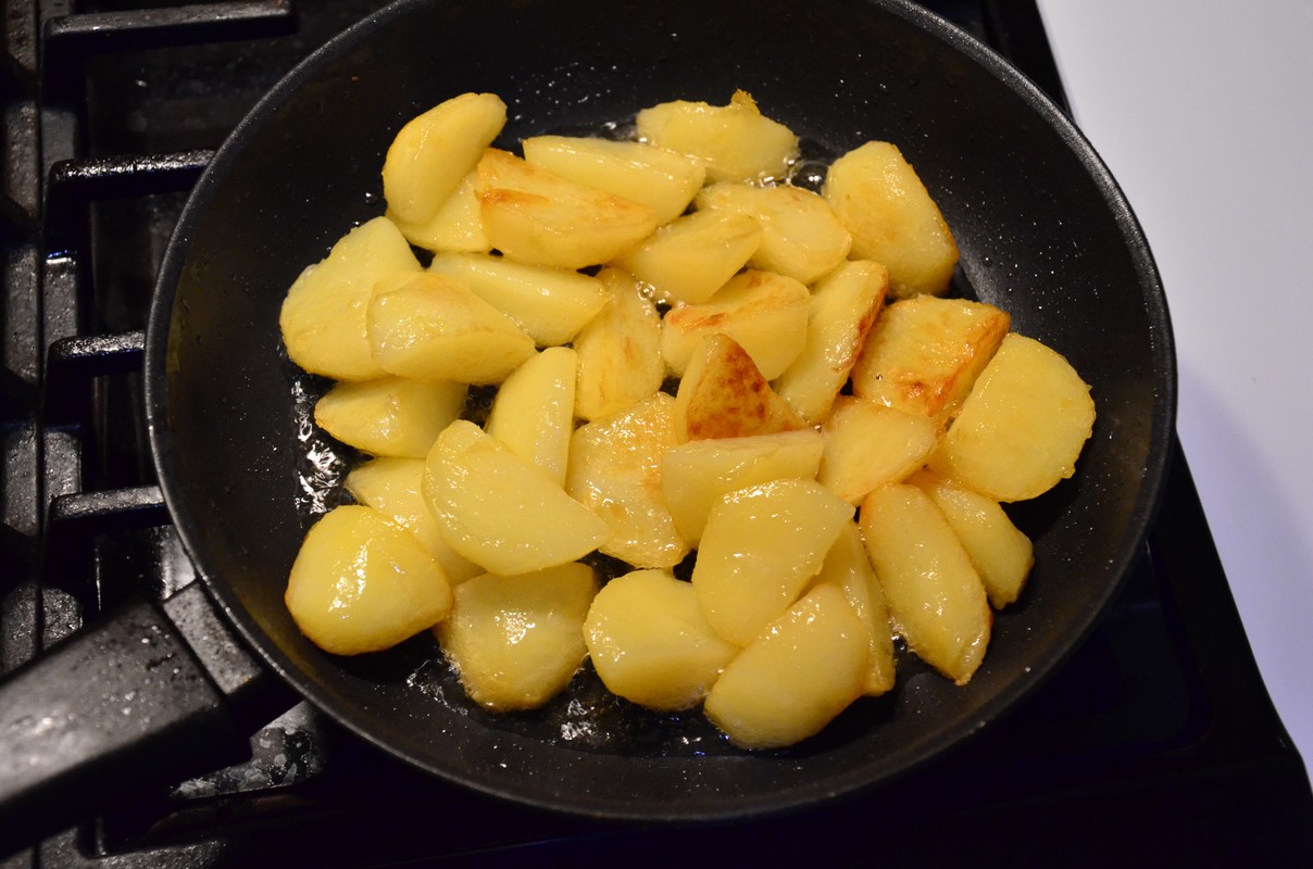 Жареная картошка на воде рецепт. Картофель и мед. Жареная картошка соломкой. Жареная картошка без масла. Жареная картошка в микроволновке.