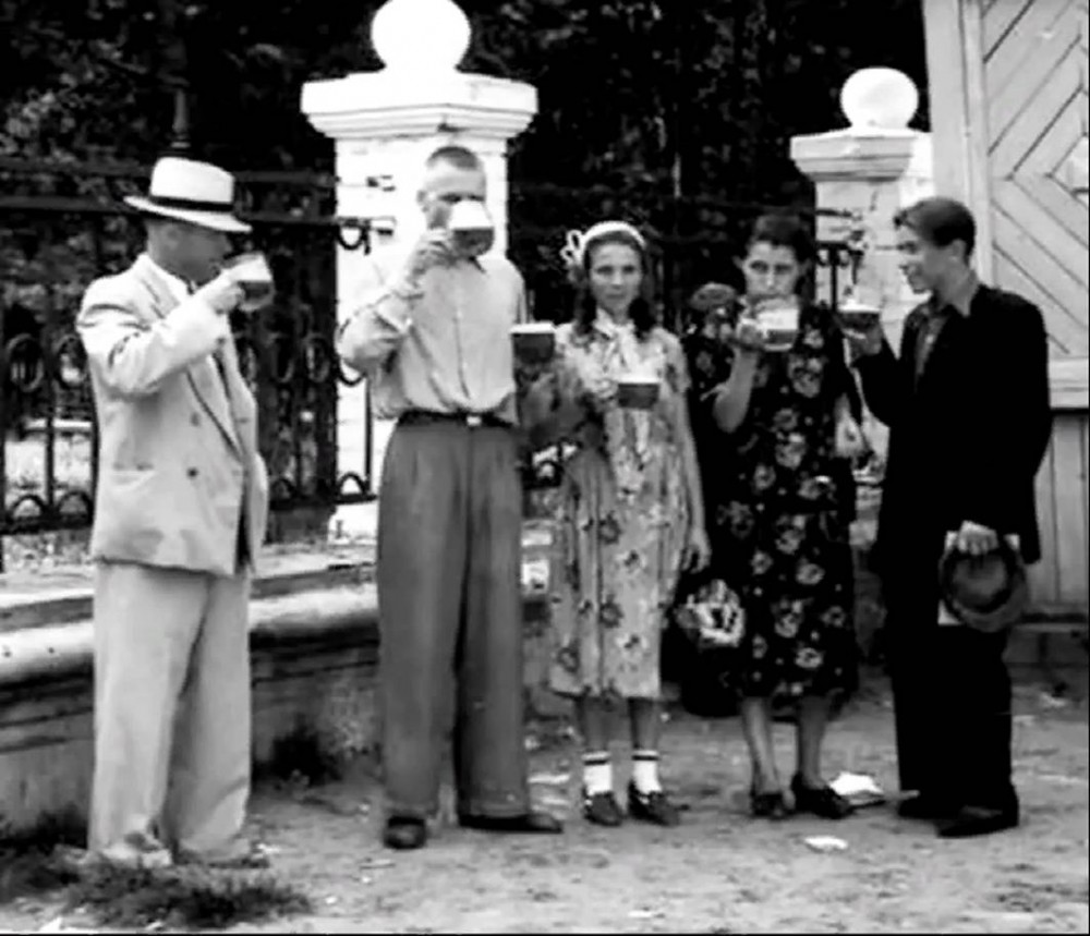 дворовые гитаристы. двора песня подружки. двора песня подружки. фотосессия двух девушек. две маленькие подружки.