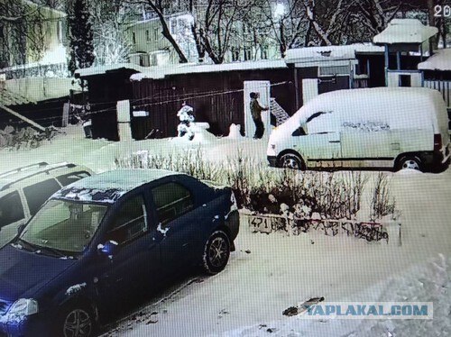 Уборка двора от снега и соседи в нашем доме.