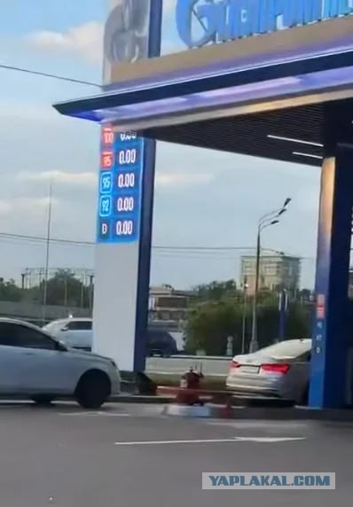 Дружелюбный заправщик дал ценный совет всем автомобилистам.