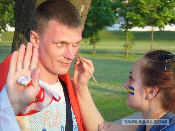 Полиция в Москве задержала девушку, которая бесплатно рисовала флаги на лицах болельщиков