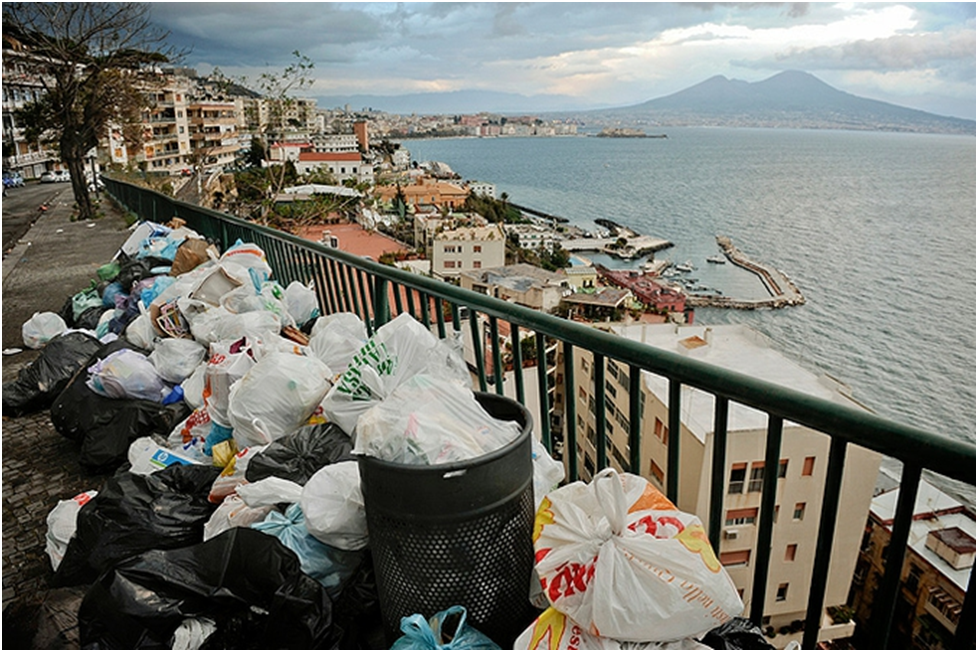 Основные проблемы франции. Неаполь грязный город. Мусорный город.