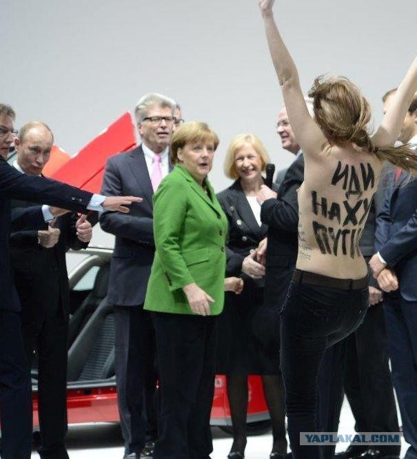 FEMEN показали Путину и Меркель голые груди:))