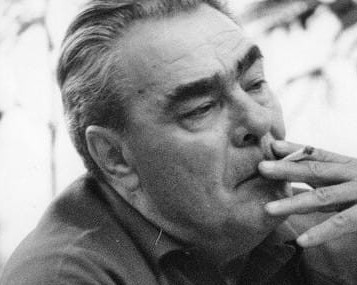 Хороший мальчик отдал свою еду голодному бездомному котёнку