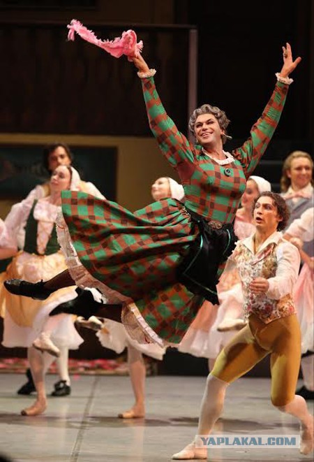 Ну мужчина в колготках, ну какая ж это профессия...