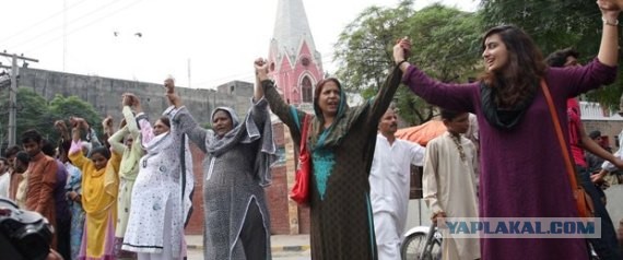 Пакистанские мусульмане встали в живую цепь