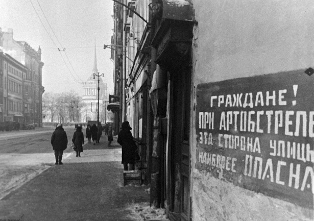 В Белгороде окна школ закрывают мешками с песком