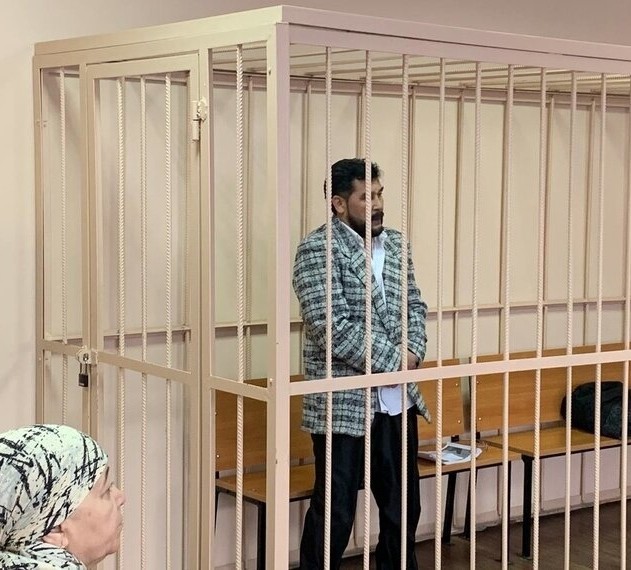 У мигранта, убившего из ревности челябинку, нашлась семья на родине.