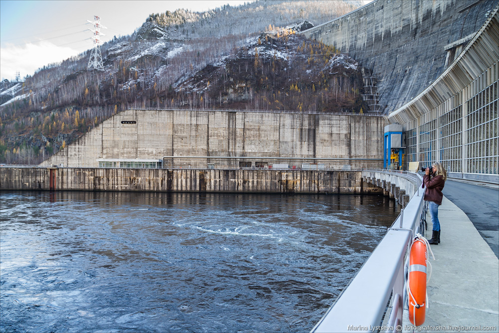 Какие гэс в россии самые крупные. Саяно-Шушенская ГЭС. Саяно-Шушенская ГЭС экскурсии. Саяно-Шушенская ГЭС смотровая площадка. Абакан ГЭС Саяно Шушенская водосброс.