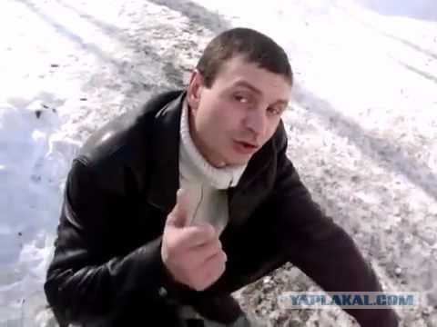 Уличный пианист в Манчестере впечатляет покупателей рядом с магазином