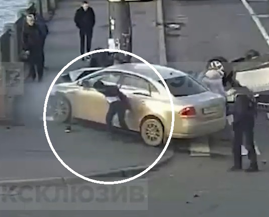 Два автомобиля врезались в толпу людей в Петербурге