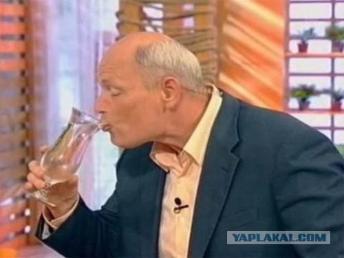 В Уфе сотрудник компании, которая предоставляет воду для кулера, после замены старых баллонов, справил нужду в пустой