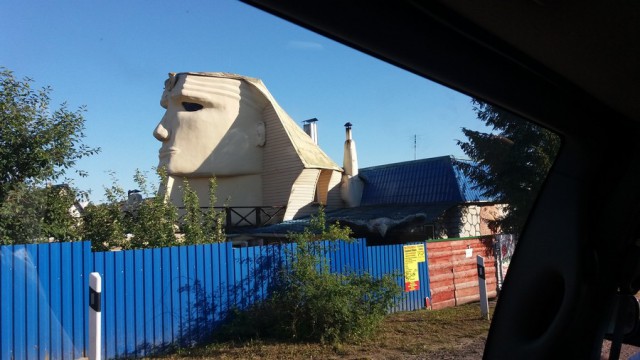 Под Гатчиной странный дачник строит... зиккурат!