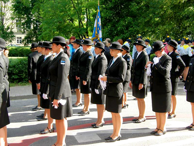 Эстонские "амазонки" готовятся к войне с русскими.