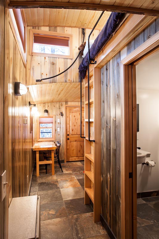 Это обычный старый вагон в лесу