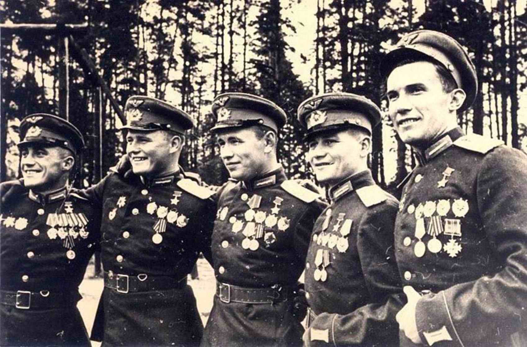 Герои союза группа. Герои советского Союза участники парада Победы 1945. Сталинские Соколы герои советского Союза в ВОВ. Офицеры Великой Отечественной войны. Солдат с орденами.