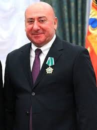 Задержан экс-директор театра сатиры на Маяковской Мамедали Агаев. Его подозревают в мошенничестве в особо крупном размере.