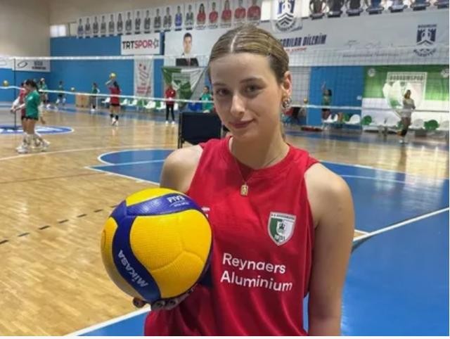 Тысячи поклонников хотят жениться на 20-летней волейболистке из Турции