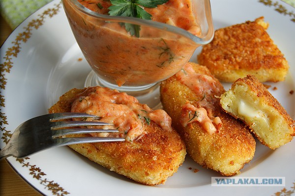 Картофельные палочки (котлеты) с сыром, И томатно-чесночным соусом