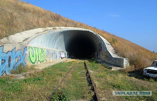 В Крыму в яму провалилась машина