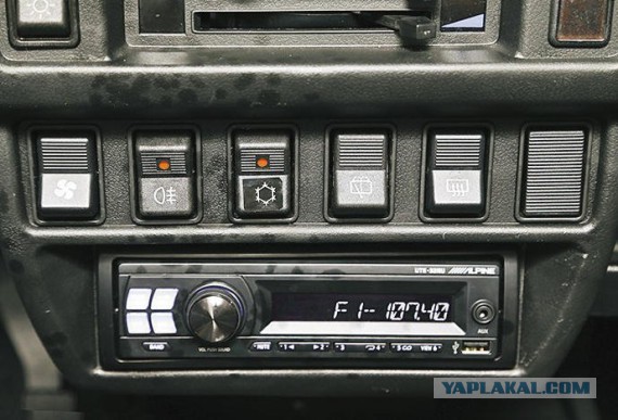 Красивые девушки и новая Lada Urban