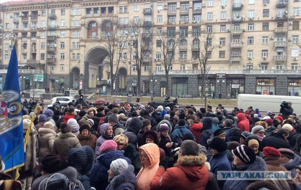 Митингующие под зданием Киевской администрации