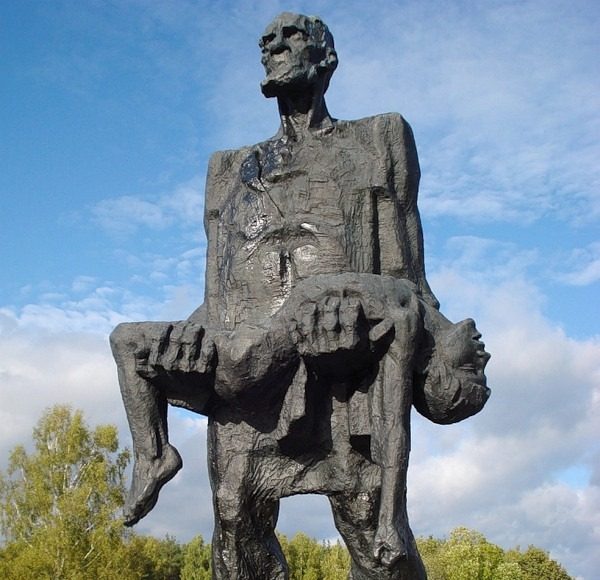 Странный памятник скорбящим матерям у храма Минобороны РФ