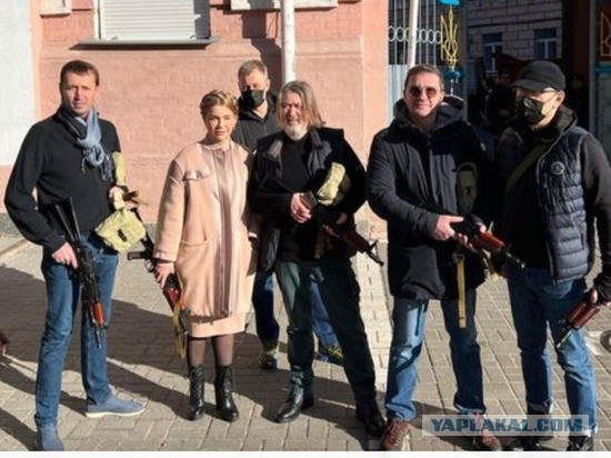 Юлия Тимошенко вышла на улицу с автоматом Калашникова