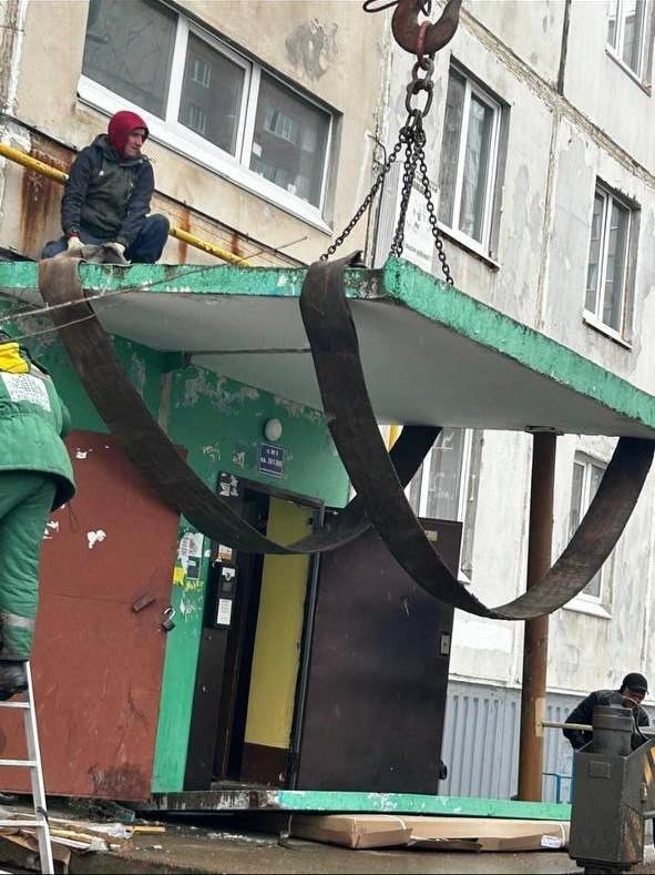 В Уфе перед подъездом рухнула бетонная опора подъездного козырька