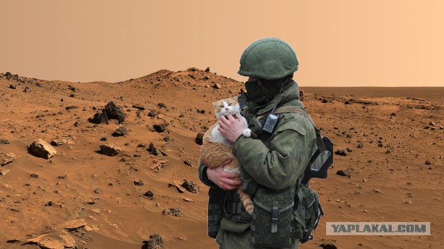 На Марсе обнаружили космический корабль и "людей" в черных скафандрах