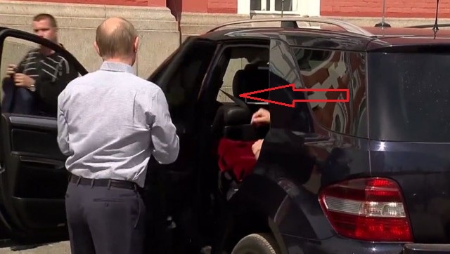 Песков прокомментировал появление неизвестного спутника с Путиным