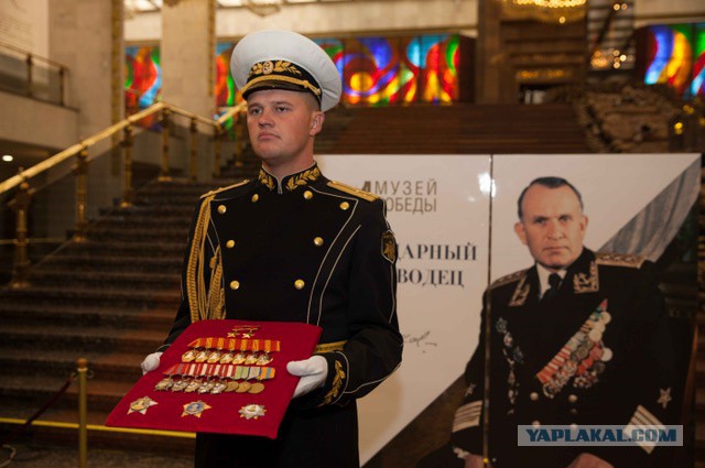 «Памятью не торгуем». Внучка адмирала подарила музею ордена за $2 млн.