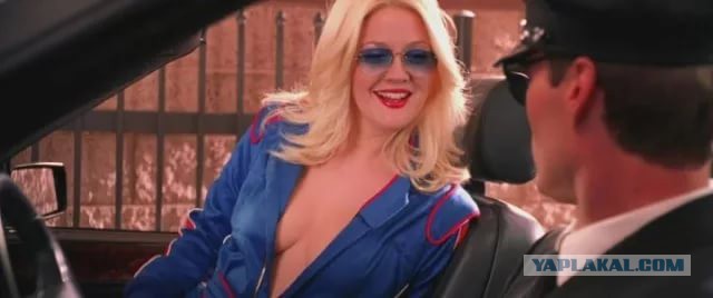 Евреи-хасиды прикрыли телевизоры в самолете, чтобы не видеть декольте Дрю Бэрримор