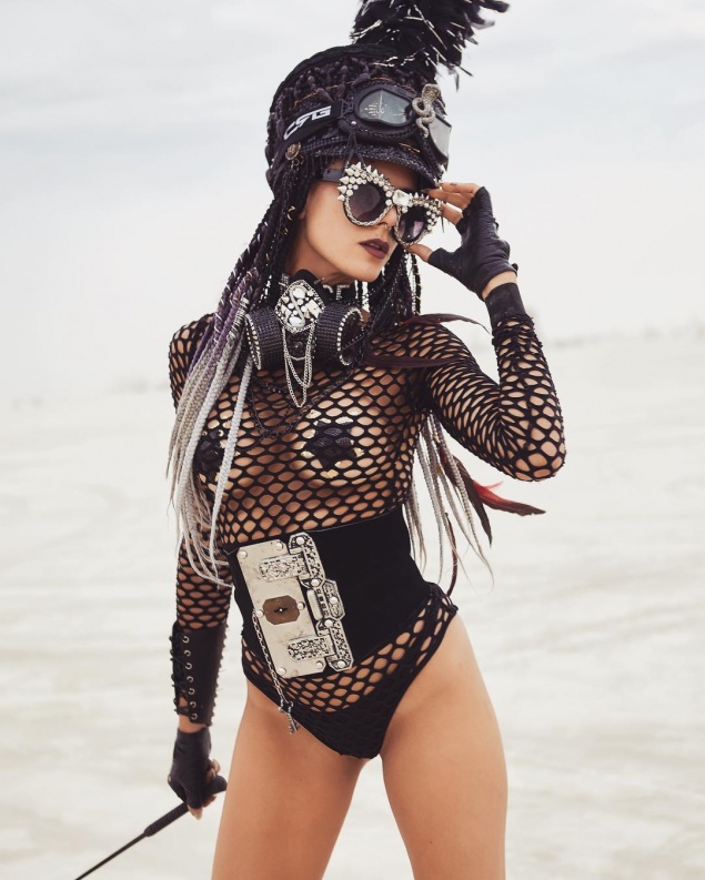 Девушки фестиваля Burning Man-2019