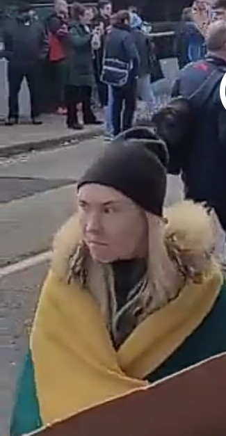 Возмущенная толпа в Дублине попыталась заблокировать проезд автомобилю с российским послом, завесив ему стёкла украинскими флагами