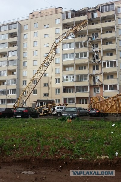 Упал кран. Киров.