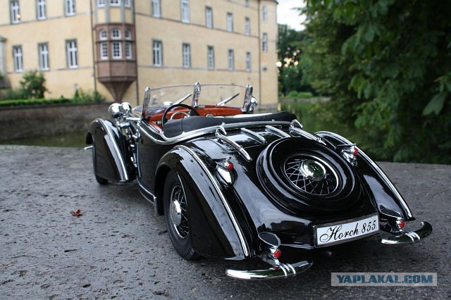 "Почти музей" Януковича. Какие машины стоят в личном гараже бывшего президента Украины.