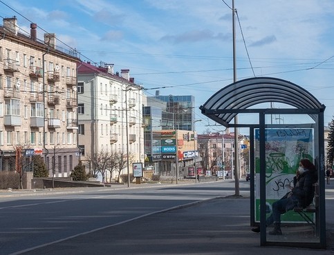 Давайте фото у кого какой вид из окна на оживленные улицы городов в настоящий момент