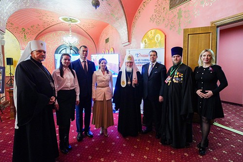 Захарова высмеяла «лук» короля Британии