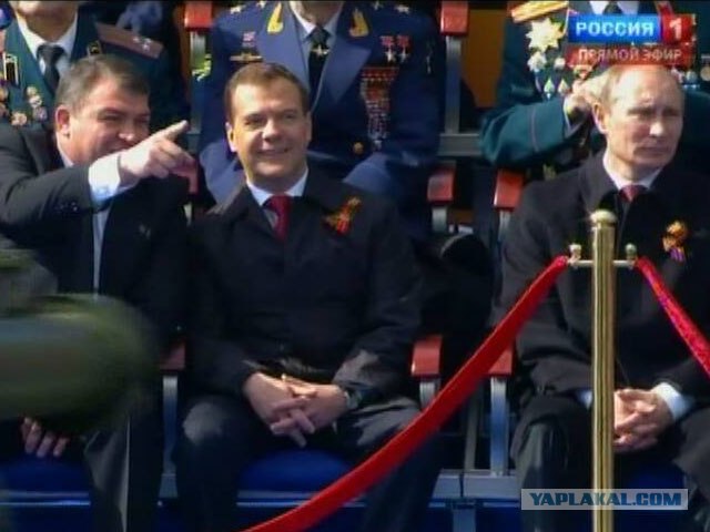 Главнокомандующий принимает парад сидя