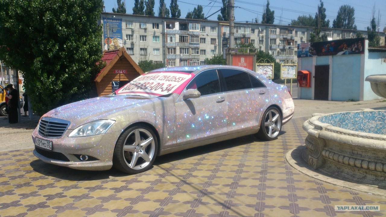 Розовая машина со стразами