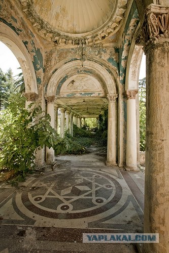 Заброшенный вокзал в Гаграх (12 фото)